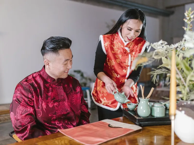 夫妻俩在茶桌旁商量