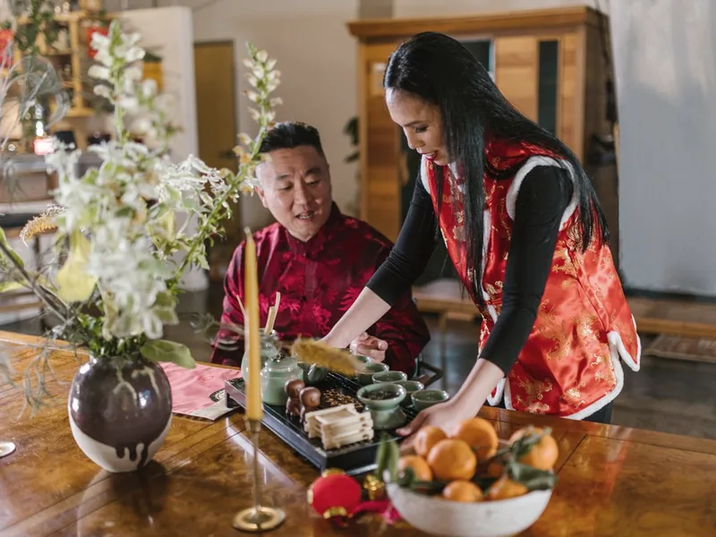 妻子为丈夫斟茶